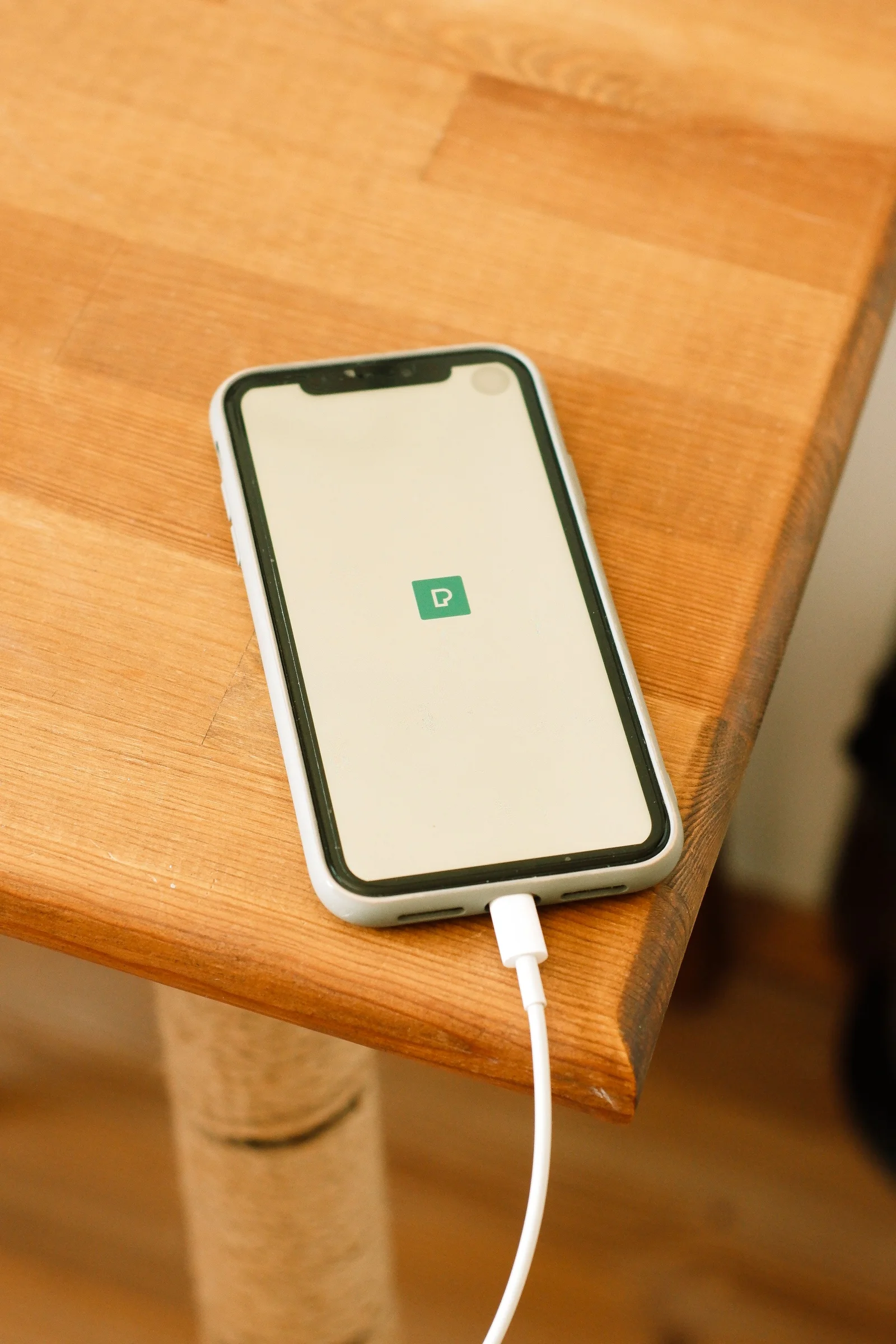 Smartphone carregando sobre uma mesa